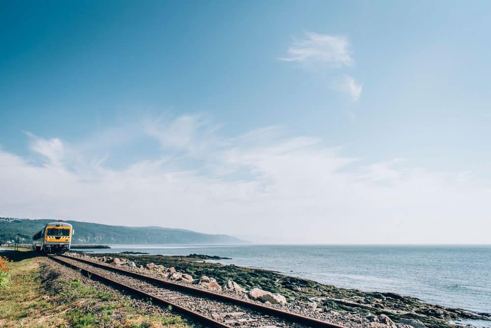 Train de Charlevoix avec vue sur le fleuve.